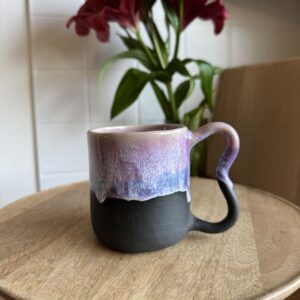 Fekete alapon lila mintás bögre