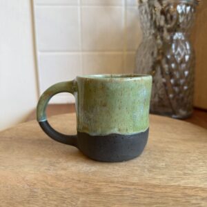 Fekete alapon zöld mintás bögre